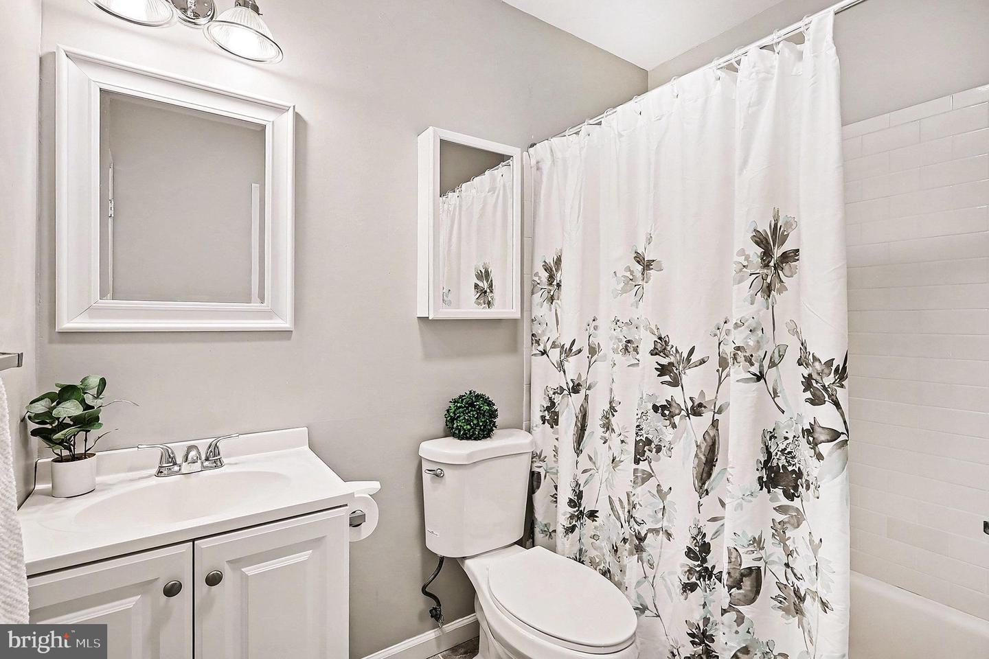 122 E GLEBE RD, ALEXANDRIA, Virginia 22305, 3 Bedrooms Bedrooms, 11 Rooms Rooms,3 BathroomsBathrooms,Residential,For sale,122 E GLEBE RD,VAAX2052250 MLS # VAAX2052250