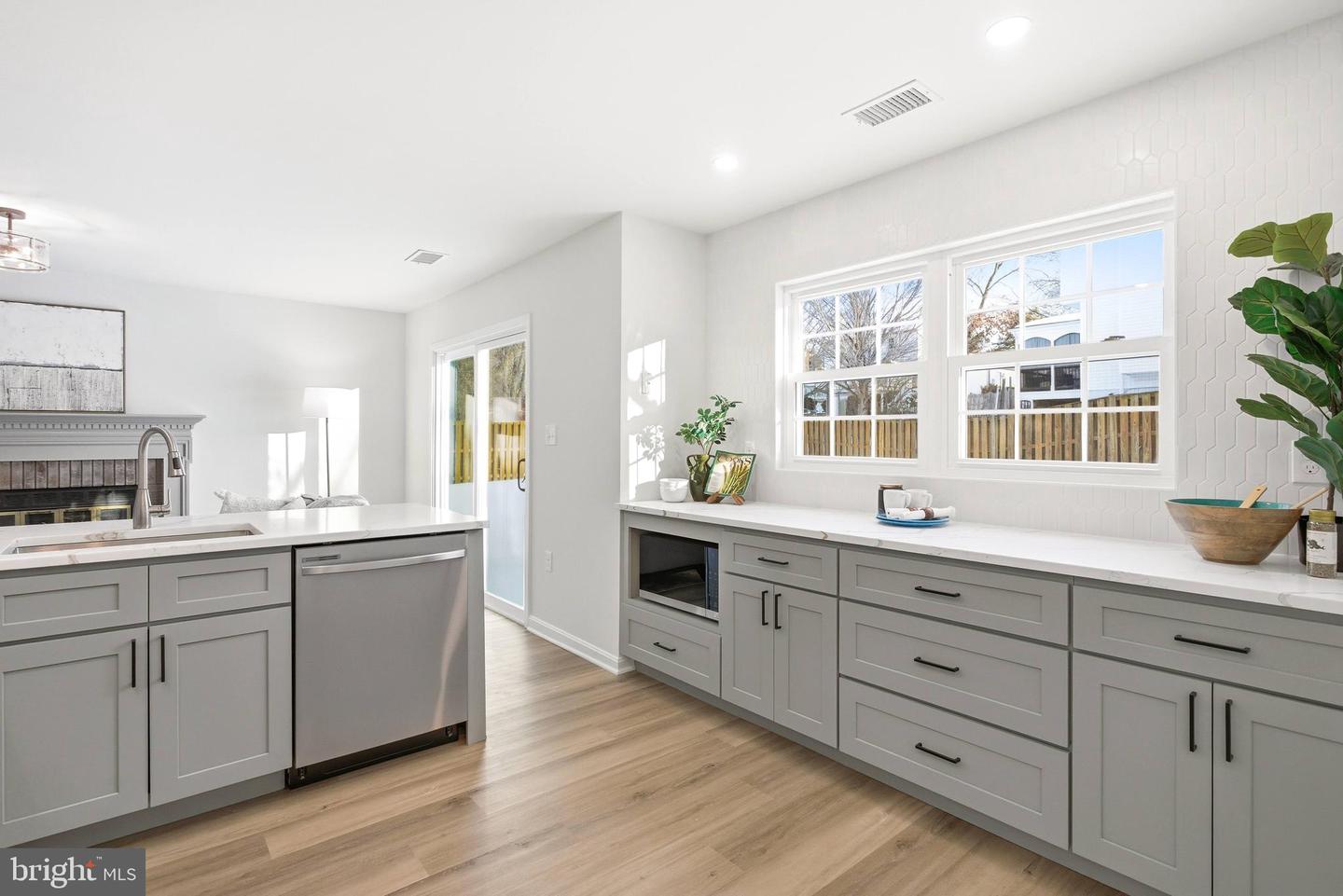 6519 SARA ALYCE CT, BURKE, Virginia 22015, 3 Bedrooms Bedrooms, ,2 BathroomsBathrooms,Residential,For sale,6519 SARA ALYCE CT,VAFX2283346 MLS # VAFX2283346