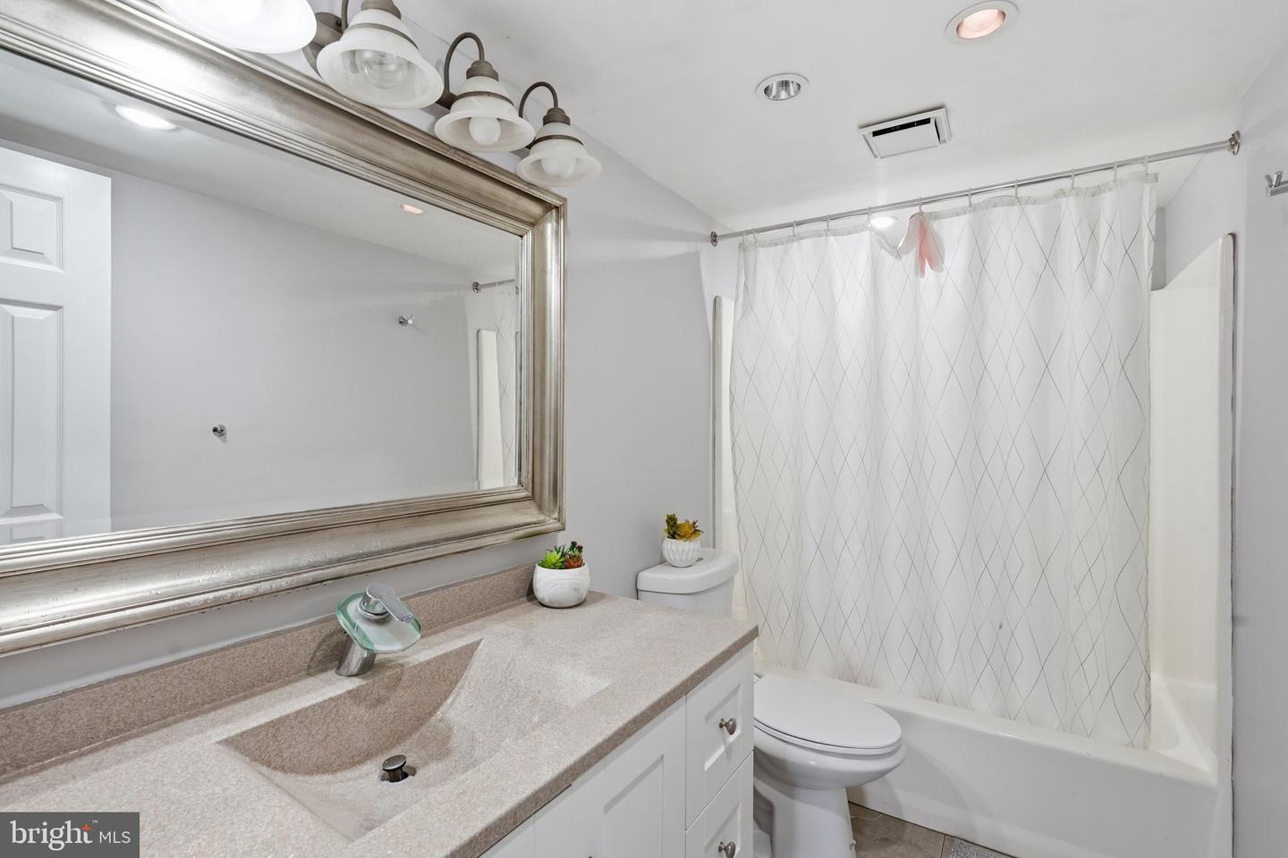 3800 POWELL LN #1104, FALLS CHURCH, Virginia 22041, 2 Bedrooms Bedrooms, ,2 BathroomsBathrooms,Residential,For sale,3800 POWELL LN #1104,VAFX2283572 MLS # VAFX2283572