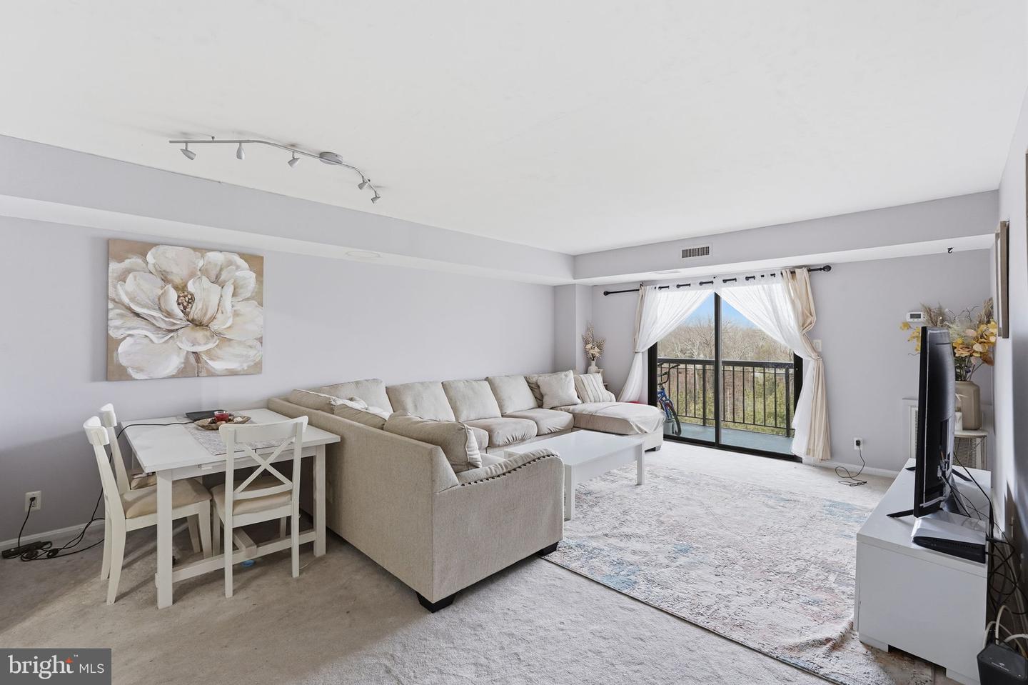 3800 POWELL LN #1104, FALLS CHURCH, Virginia 22041, 2 Bedrooms Bedrooms, ,2 BathroomsBathrooms,Residential,For sale,3800 POWELL LN #1104,VAFX2283572 MLS # VAFX2283572