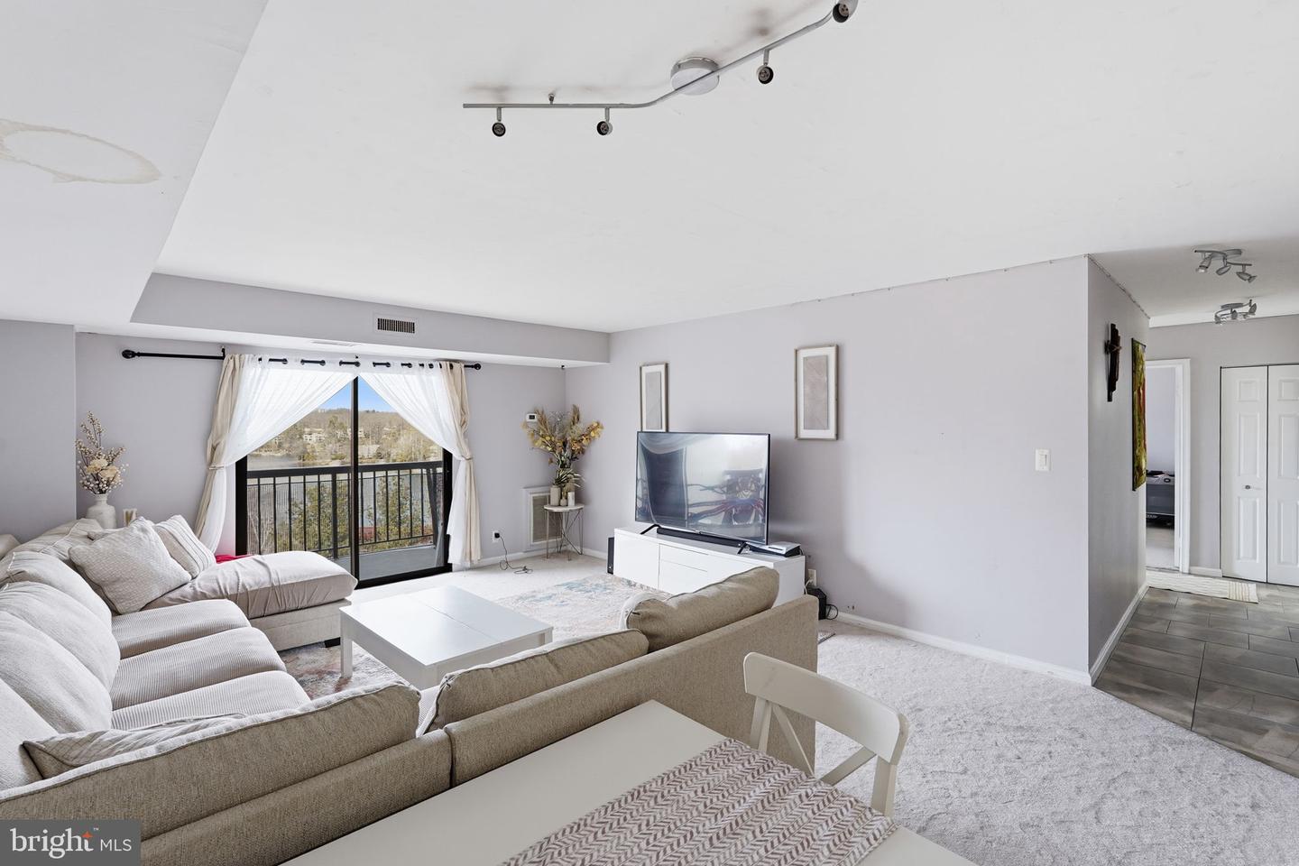 3800 POWELL LN #1104, FALLS CHURCH, Virginia 22041, 2 Bedrooms Bedrooms, ,2 BathroomsBathrooms,Residential,For sale,3800 POWELL LN #1104,VAFX2283572 MLS # VAFX2283572