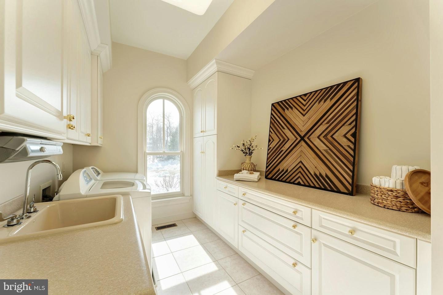 40436 BEACON HILL DR, LEESBURG, Virginia 20176, 5 Bedrooms Bedrooms, ,5 BathroomsBathrooms,Residential,For sale,40436 BEACON HILL DR,VALO2113328 MLS # VALO2113328