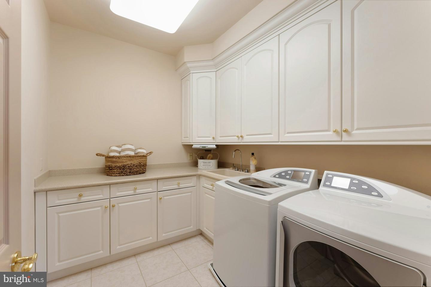 40436 BEACON HILL DR, LEESBURG, Virginia 20176, 5 Bedrooms Bedrooms, ,5 BathroomsBathrooms,Residential,For sale,40436 BEACON HILL DR,VALO2113328 MLS # VALO2113328