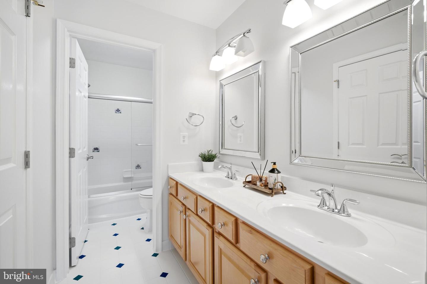 11866 TIMBER KNOLL CT, HERNDON, Virginia 20170, 6 Bedrooms Bedrooms, ,5 BathroomsBathrooms,Residential,For sale,11866 TIMBER KNOLL CT,VAFX2284804 MLS # VAFX2284804