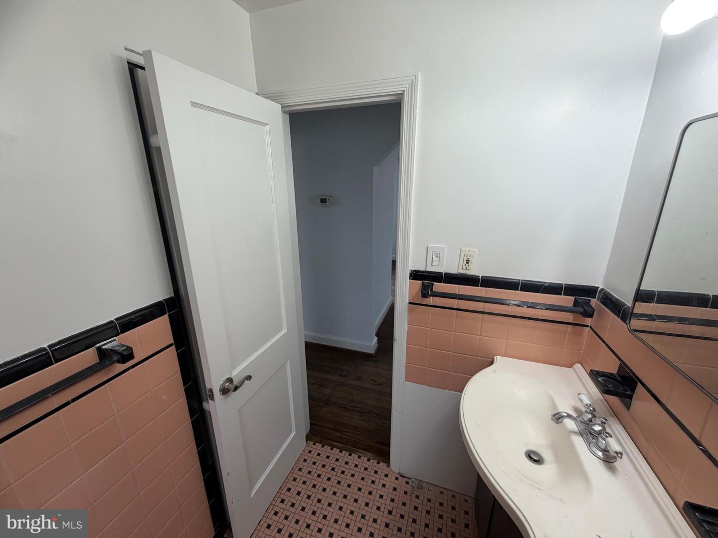 9704 BLAKE LN, FAIRFAX, Virginia 22031, 3 Bedrooms Bedrooms, ,1 BathroomBathrooms,Residential,For sale,9704 BLAKE LN,VAFX2284888 MLS # VAFX2284888