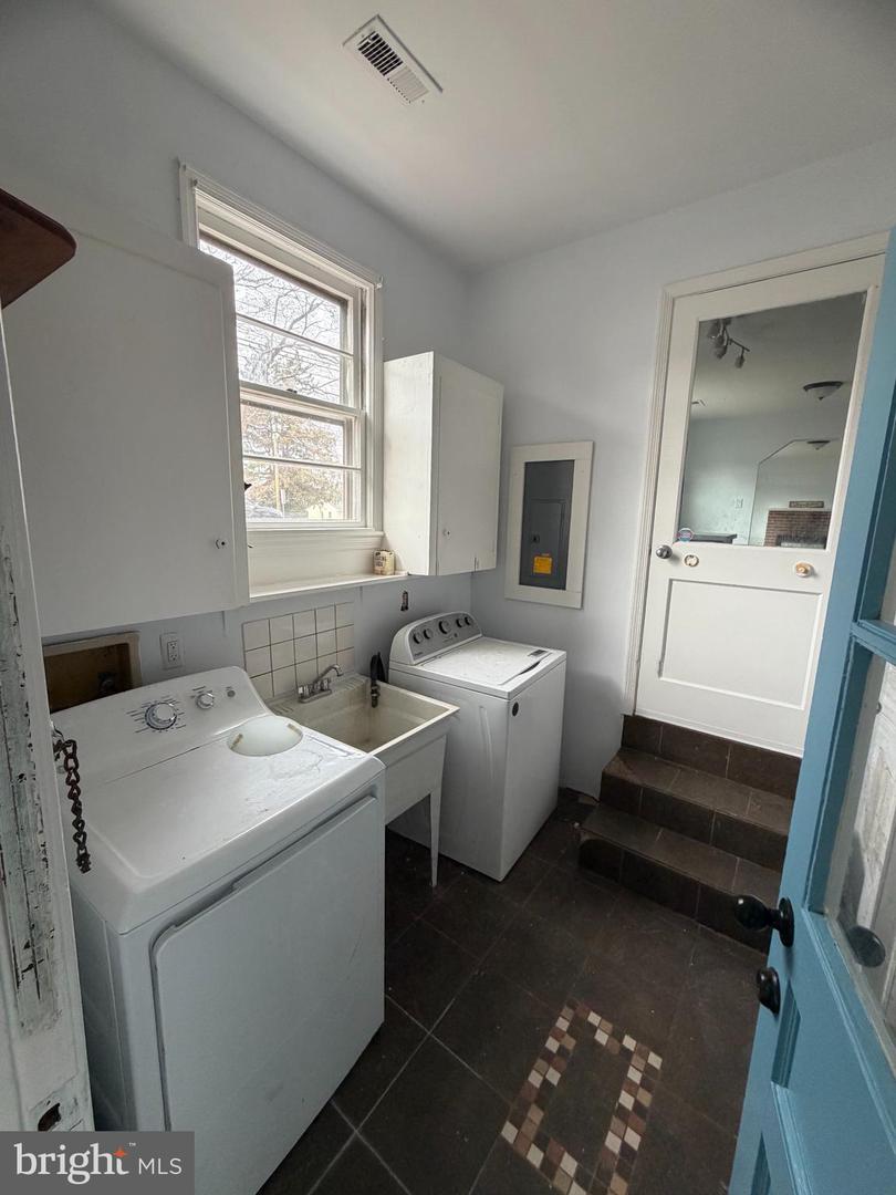 9704 BLAKE LN, FAIRFAX, Virginia 22031, 3 Bedrooms Bedrooms, ,1 BathroomBathrooms,Residential,For sale,9704 BLAKE LN,VAFX2284888 MLS # VAFX2284888