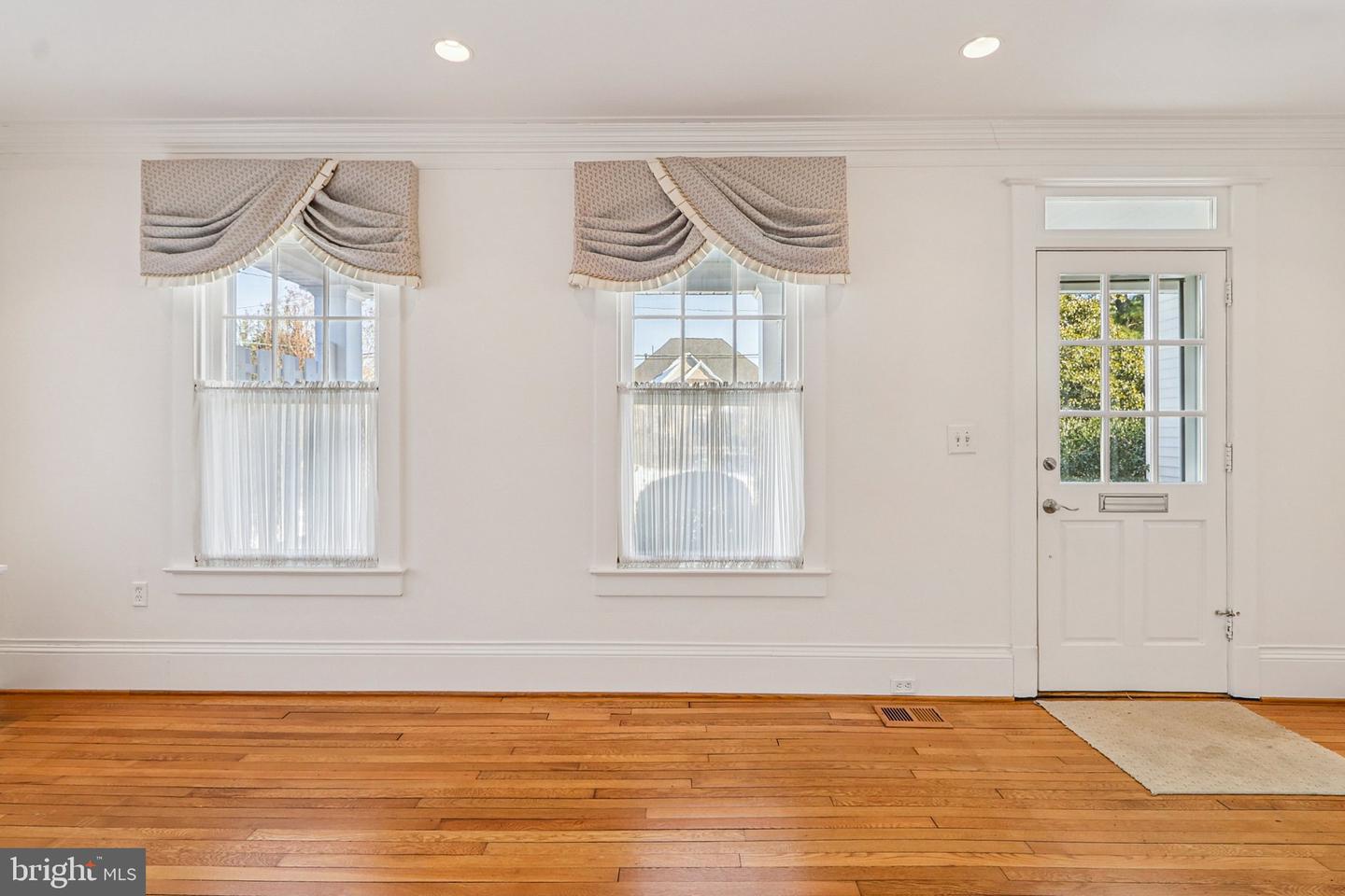 1922 S ARLINGTON RIDGE RD, ARLINGTON, Virginia 22202, 3 Bedrooms Bedrooms, ,3 BathroomsBathrooms,Residential,For sale,1922 S ARLINGTON RIDGE RD,VAAR2067656 MLS # VAAR2067656