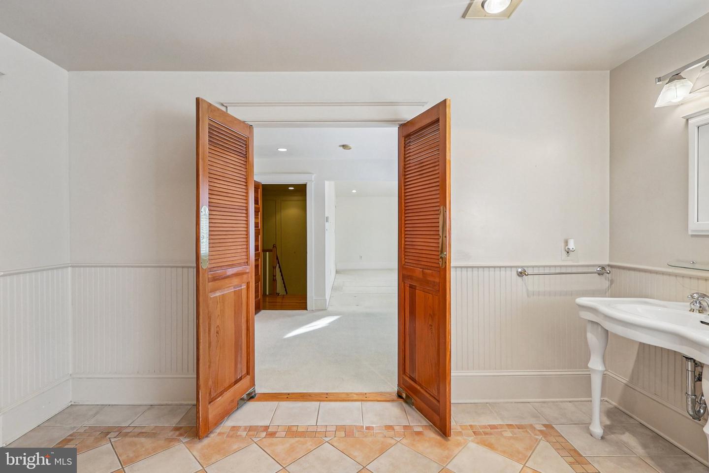 1922 S ARLINGTON RIDGE RD, ARLINGTON, Virginia 22202, 3 Bedrooms Bedrooms, ,3 BathroomsBathrooms,Residential,For sale,1922 S ARLINGTON RIDGE RD,VAAR2067656 MLS # VAAR2067656