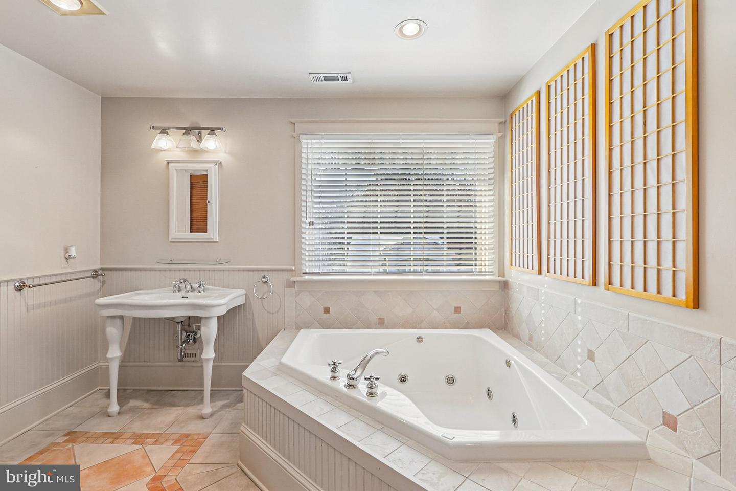 1922 S ARLINGTON RIDGE RD, ARLINGTON, Virginia 22202, 3 Bedrooms Bedrooms, ,3 BathroomsBathrooms,Residential,For sale,1922 S ARLINGTON RIDGE RD,VAAR2067656 MLS # VAAR2067656