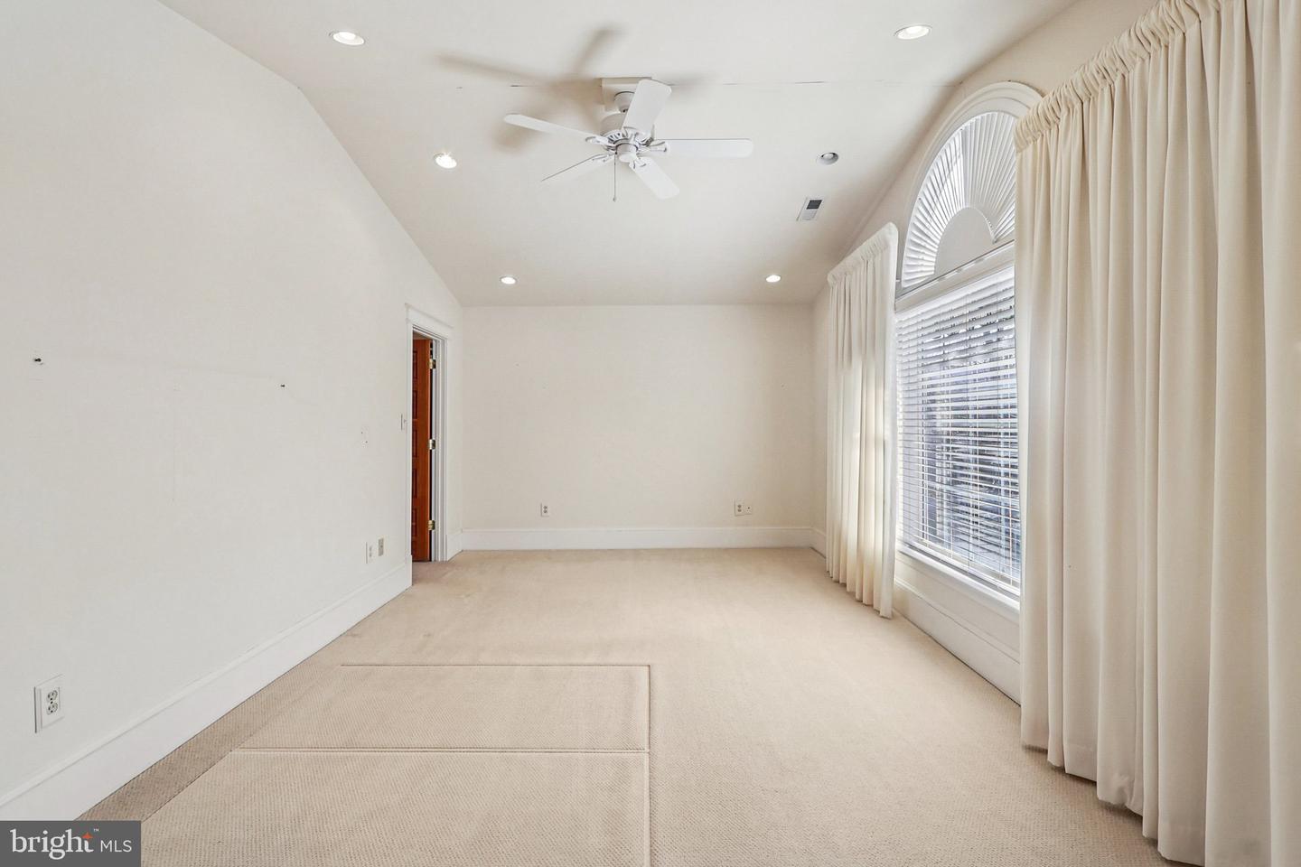 1922 S ARLINGTON RIDGE RD, ARLINGTON, Virginia 22202, 3 Bedrooms Bedrooms, ,3 BathroomsBathrooms,Residential,For sale,1922 S ARLINGTON RIDGE RD,VAAR2067656 MLS # VAAR2067656