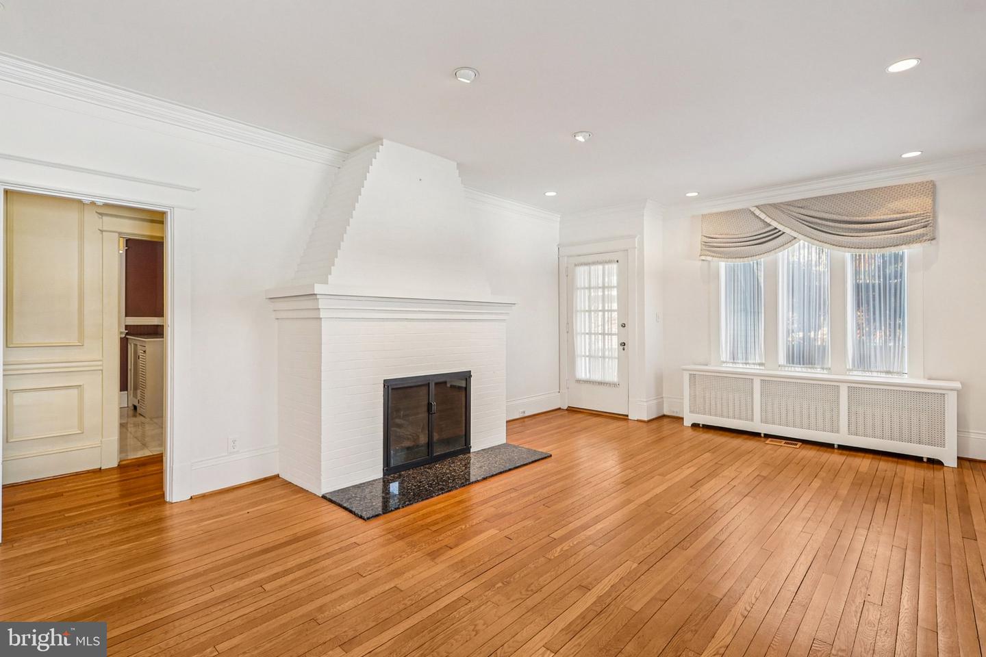 1922 S ARLINGTON RIDGE RD, ARLINGTON, Virginia 22202, 3 Bedrooms Bedrooms, ,3 BathroomsBathrooms,Residential,For sale,1922 S ARLINGTON RIDGE RD,VAAR2067656 MLS # VAAR2067656