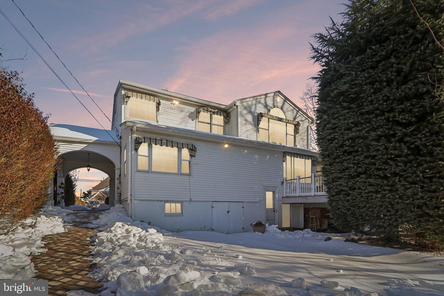 1922 S ARLINGTON RIDGE RD, ARLINGTON, Virginia 22202, 3 Bedrooms Bedrooms, ,3 BathroomsBathrooms,Residential,For sale,1922 S ARLINGTON RIDGE RD,VAAR2067656 MLS # VAAR2067656