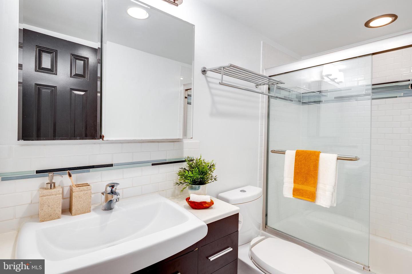 1300 ARMY NAVY DR #201, ARLINGTON, Virginia 22202, 1 Bedroom Bedrooms, ,1 BathroomBathrooms,Residential,For sale,1300 ARMY NAVY DR #201,VAAR2067774 MLS # VAAR2067774