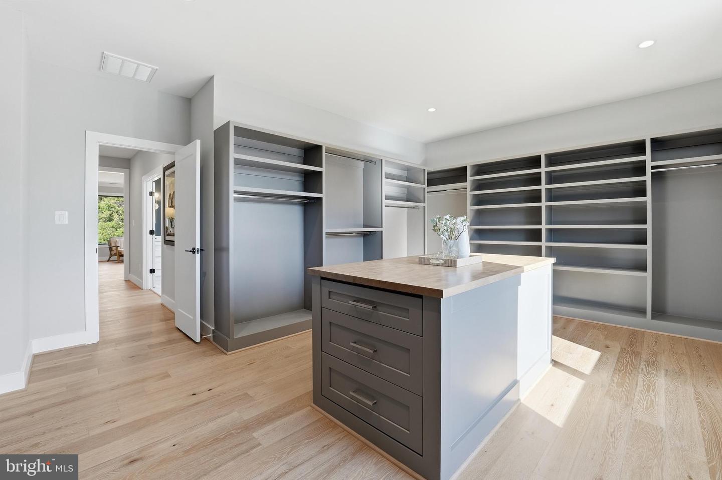 1715 MAXWELL CT, MCLEAN, Virginia 22101, 7 Bedrooms Bedrooms, ,7 BathroomsBathrooms,Residential,For sale,1715 MAXWELL CT,VAFX2285900 MLS # VAFX2285900