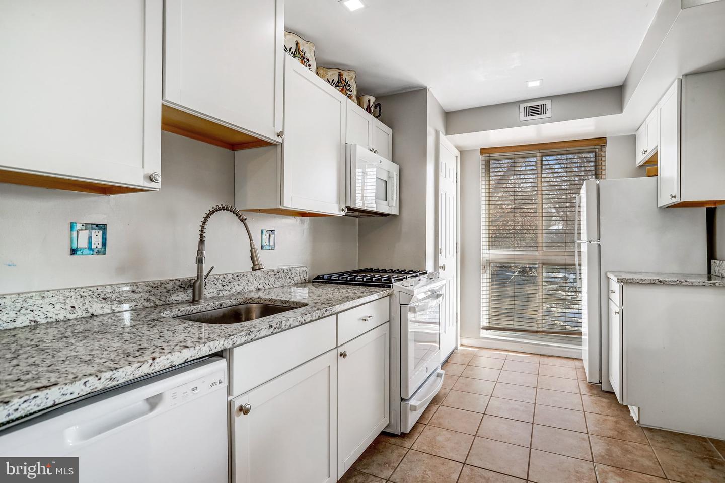 5612 BLOOMFIELD DR #204, ALEXANDRIA, Virginia 22312, 1 Bedroom Bedrooms, ,1 BathroomBathrooms,Residential,For sale,5612 BLOOMFIELD DR #204,VAFX2286310 MLS # VAFX2286310