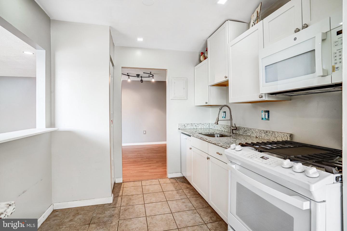 5612 BLOOMFIELD DR #204, ALEXANDRIA, Virginia 22312, 1 Bedroom Bedrooms, ,1 BathroomBathrooms,Residential,For sale,5612 BLOOMFIELD DR #204,VAFX2286310 MLS # VAFX2286310