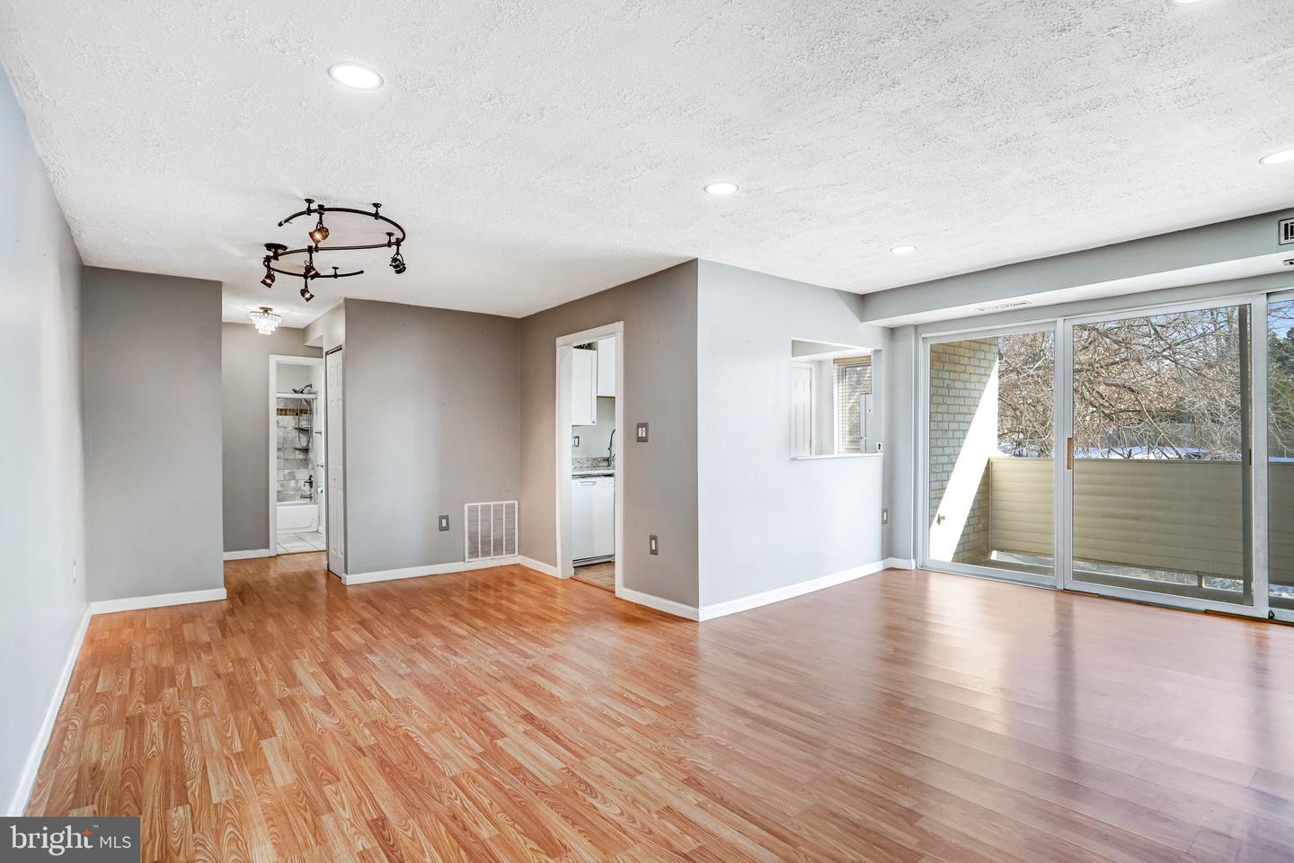 5612 BLOOMFIELD DR #204, ALEXANDRIA, Virginia 22312, 1 Bedroom Bedrooms, ,1 BathroomBathrooms,Residential,For sale,5612 BLOOMFIELD DR #204,VAFX2286310 MLS # VAFX2286310