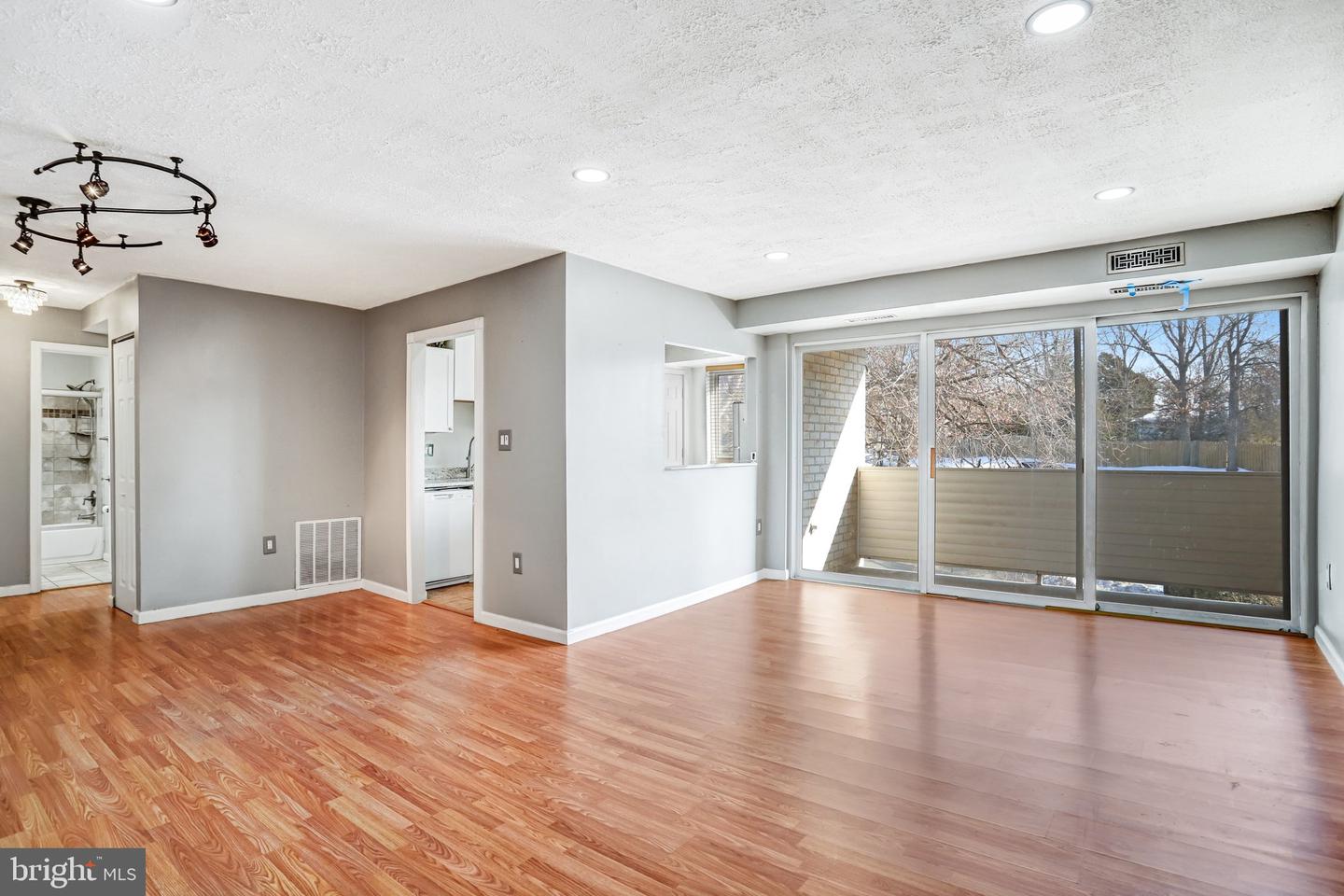 5612 BLOOMFIELD DR #204, ALEXANDRIA, Virginia 22312, 1 Bedroom Bedrooms, ,1 BathroomBathrooms,Residential,For sale,5612 BLOOMFIELD DR #204,VAFX2286310 MLS # VAFX2286310