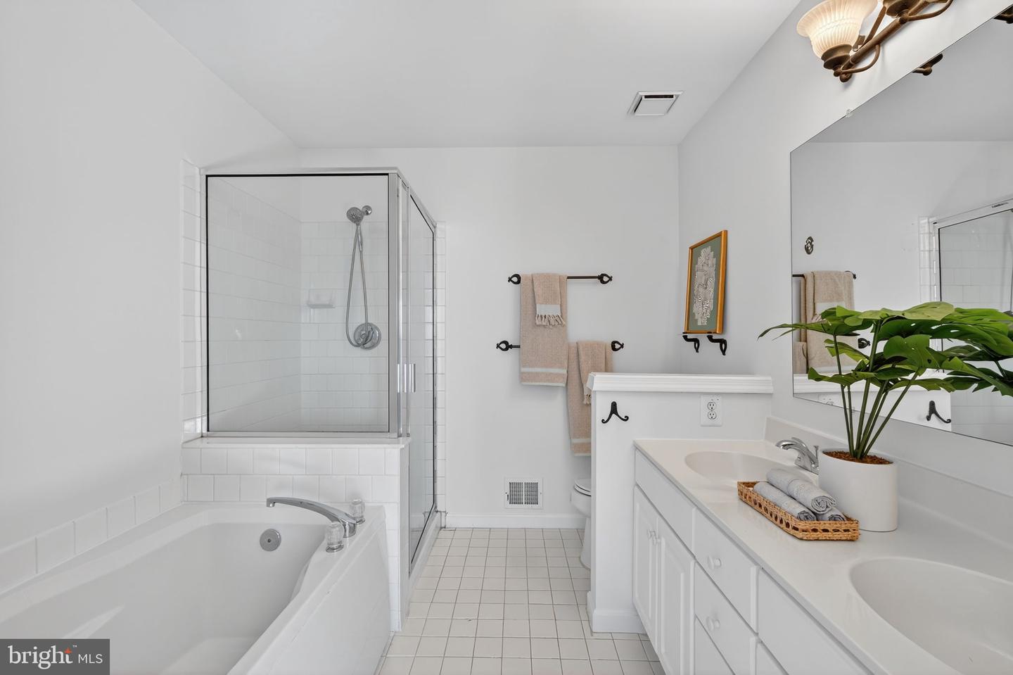 1716 KINGSGATE CT, ALEXANDRIA, Virginia 22302, 2 Bedrooms Bedrooms, ,2 BathroomsBathrooms,Residential,For sale,1716 KINGSGATE CT,VAAX2053410 MLS # VAAX2053410