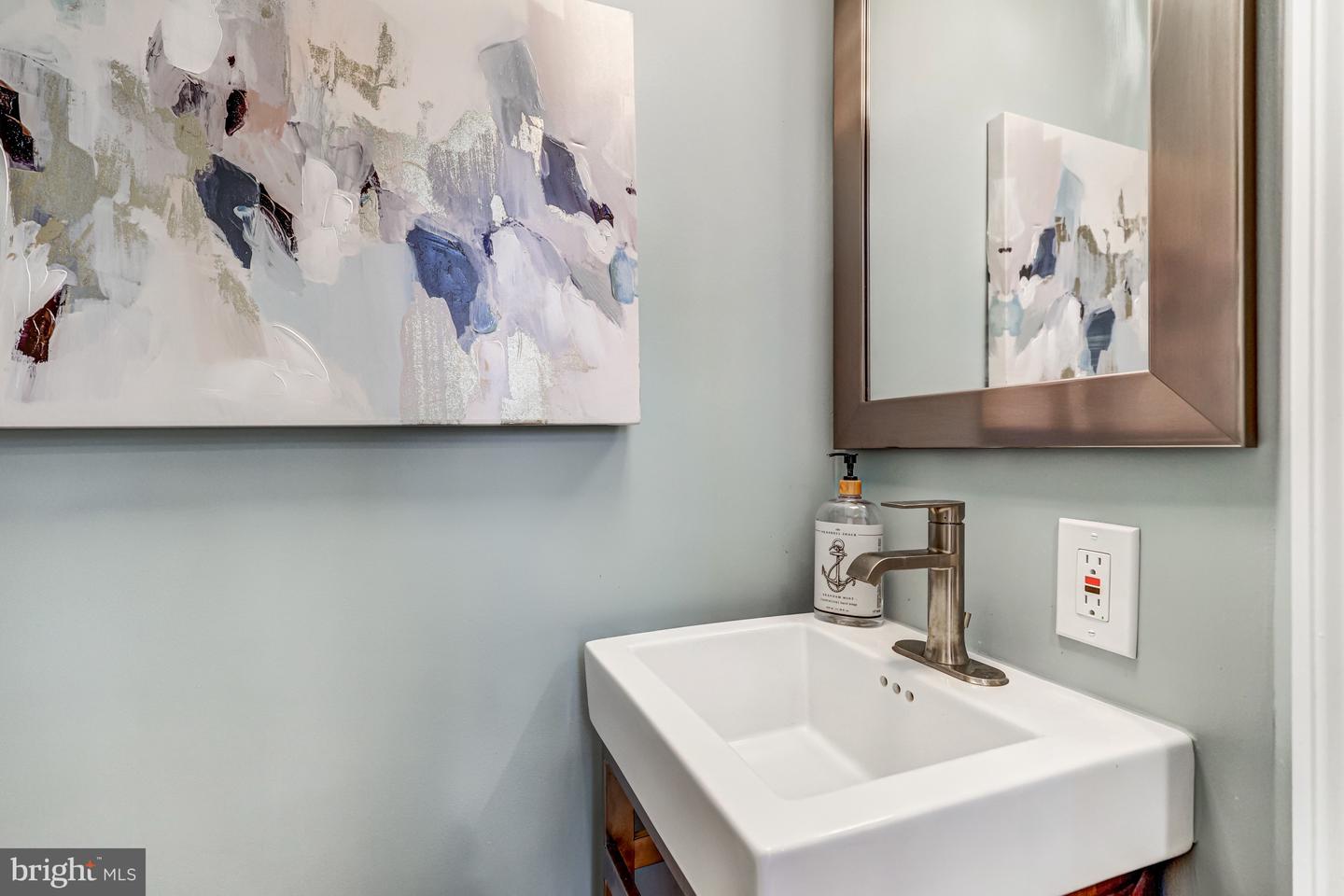 17 ALEXANDER ST, ALEXANDRIA, Virginia 22314, 3 Bedrooms Bedrooms, ,3 BathroomsBathrooms,Residential,For sale,17 ALEXANDER ST,VAAX2053368 MLS # VAAX2053368