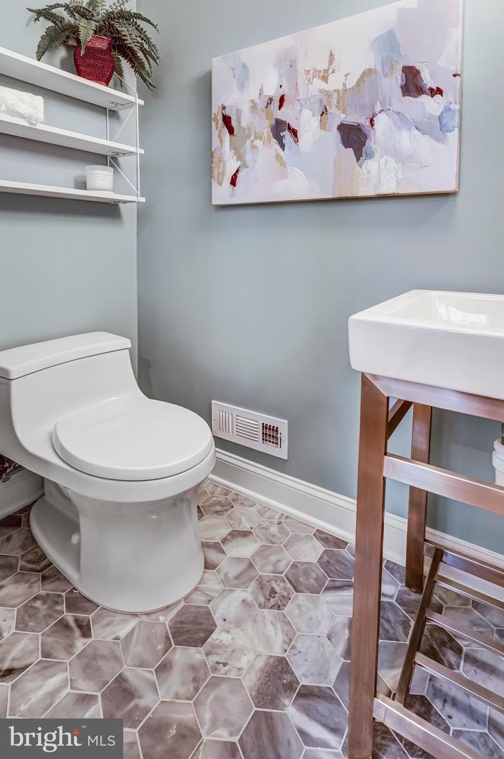 17 ALEXANDER ST, ALEXANDRIA, Virginia 22314, 3 Bedrooms Bedrooms, ,3 BathroomsBathrooms,Residential,For sale,17 ALEXANDER ST,VAAX2053368 MLS # VAAX2053368