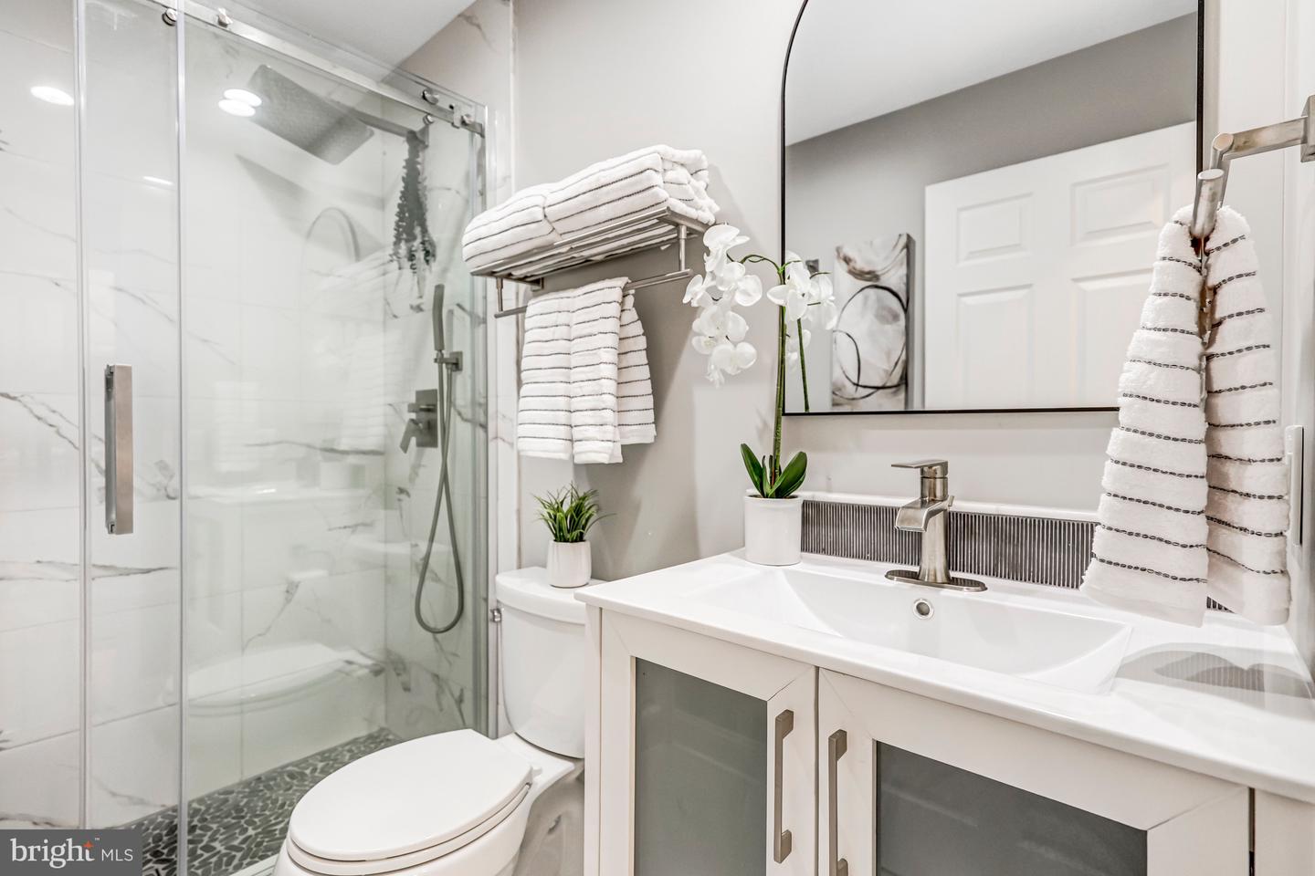 17 ALEXANDER ST, ALEXANDRIA, Virginia 22314, 3 Bedrooms Bedrooms, ,3 BathroomsBathrooms,Residential,For sale,17 ALEXANDER ST,VAAX2053368 MLS # VAAX2053368