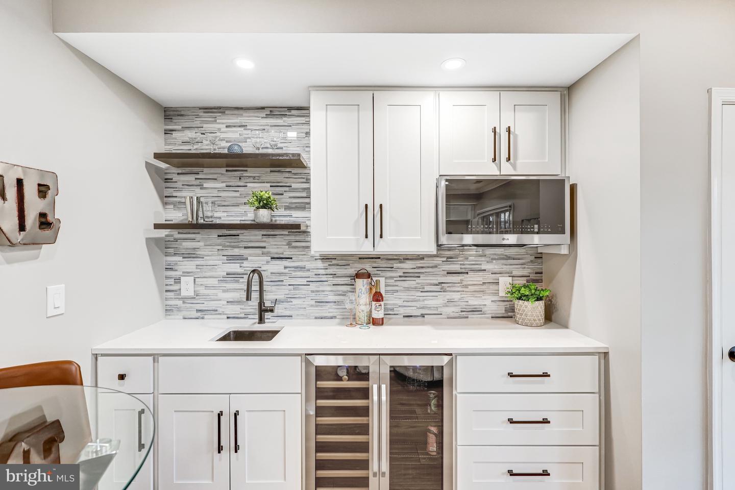 17 ALEXANDER ST, ALEXANDRIA, Virginia 22314, 3 Bedrooms Bedrooms, ,3 BathroomsBathrooms,Residential,For sale,17 ALEXANDER ST,VAAX2053368 MLS # VAAX2053368