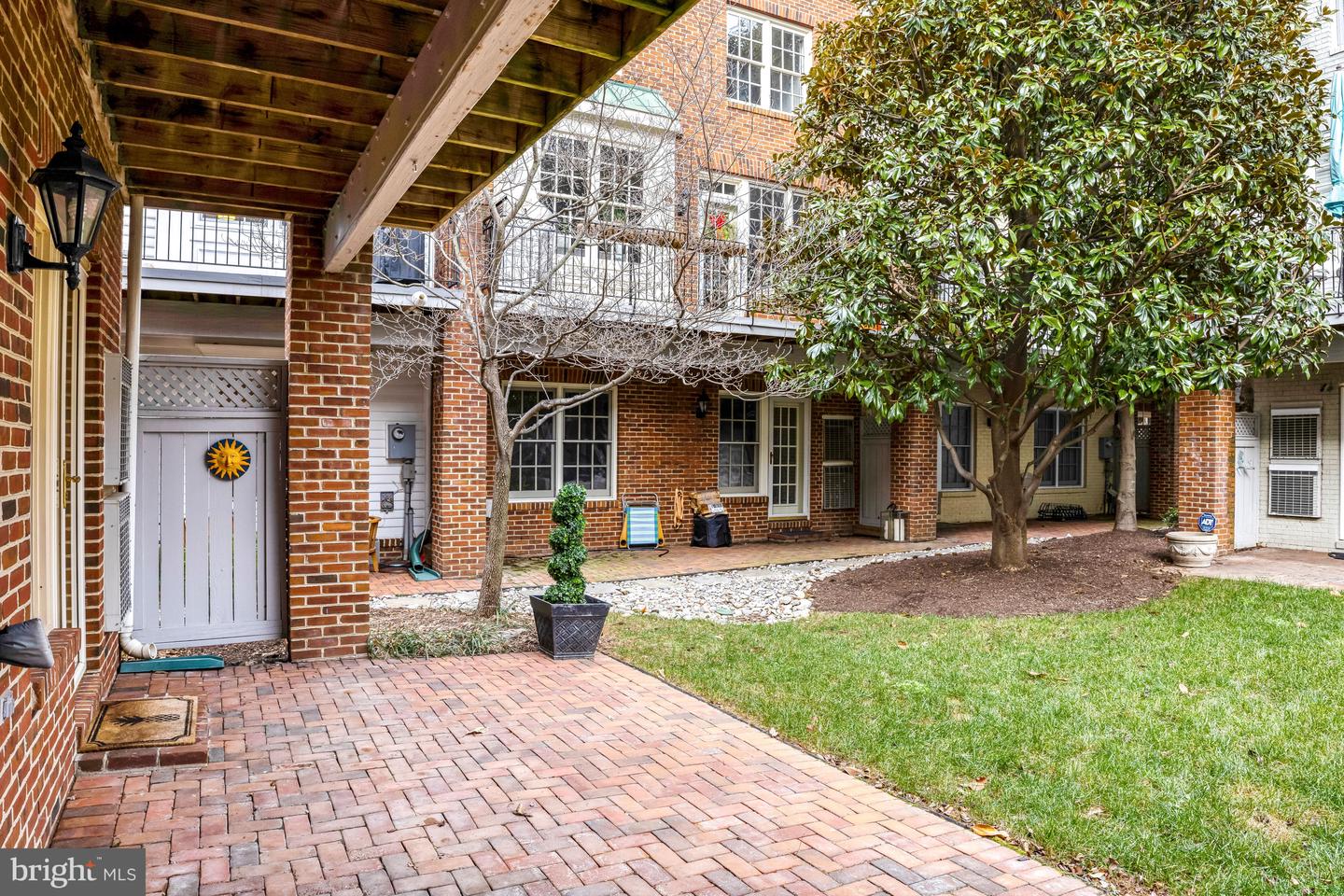 17 ALEXANDER ST, ALEXANDRIA, Virginia 22314, 3 Bedrooms Bedrooms, ,3 BathroomsBathrooms,Residential,For sale,17 ALEXANDER ST,VAAX2053368 MLS # VAAX2053368