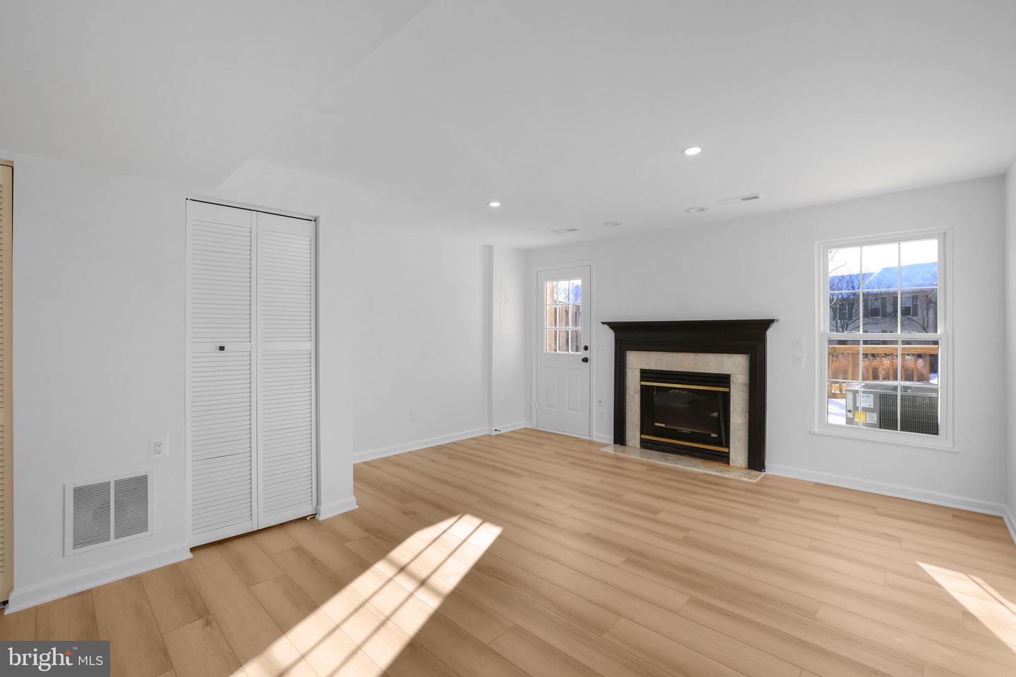 1742 TIGER LILY CIR, WOODBRIDGE, Virginia 22192, 2 Bedrooms Bedrooms, 5 Rooms Rooms,2 BathroomsBathrooms,Residential,For sale,1742 TIGER LILY CIR,VAPW2110980 MLS # VAPW2110980