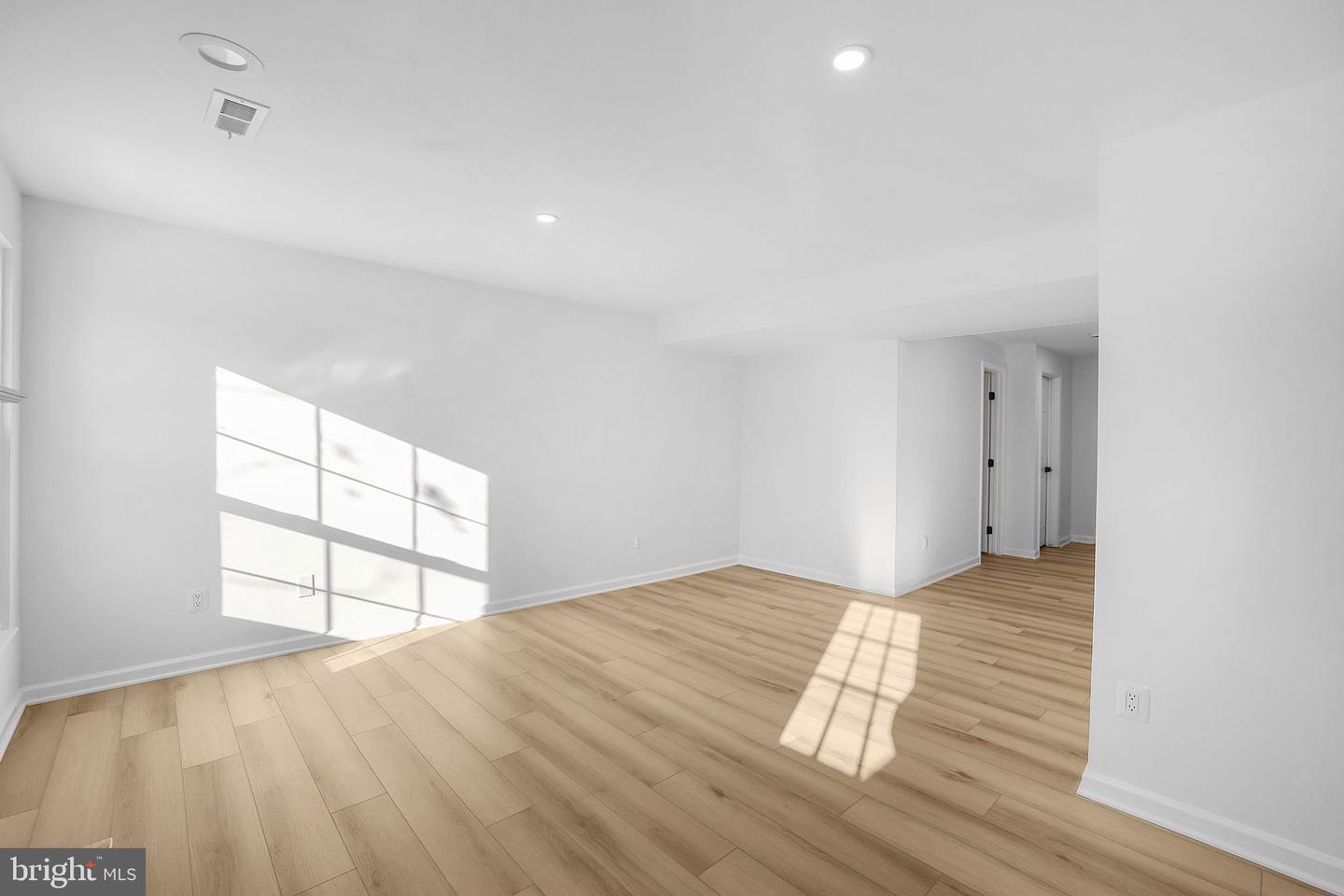 1742 TIGER LILY CIR, WOODBRIDGE, Virginia 22192, 2 Bedrooms Bedrooms, 5 Rooms Rooms,2 BathroomsBathrooms,Residential,For sale,1742 TIGER LILY CIR,VAPW2110980 MLS # VAPW2110980