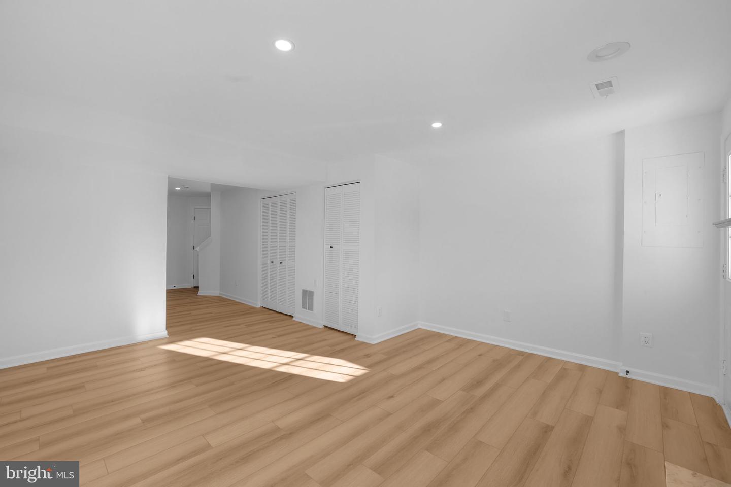 1742 TIGER LILY CIR, WOODBRIDGE, Virginia 22192, 2 Bedrooms Bedrooms, 5 Rooms Rooms,2 BathroomsBathrooms,Residential,For sale,1742 TIGER LILY CIR,VAPW2110980 MLS # VAPW2110980