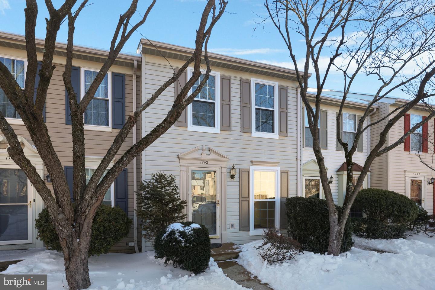 1742 TIGER LILY CIR, WOODBRIDGE, Virginia 22192, 2 Bedrooms Bedrooms, 5 Rooms Rooms,2 BathroomsBathrooms,Residential,For sale,1742 TIGER LILY CIR,VAPW2110980 MLS # VAPW2110980