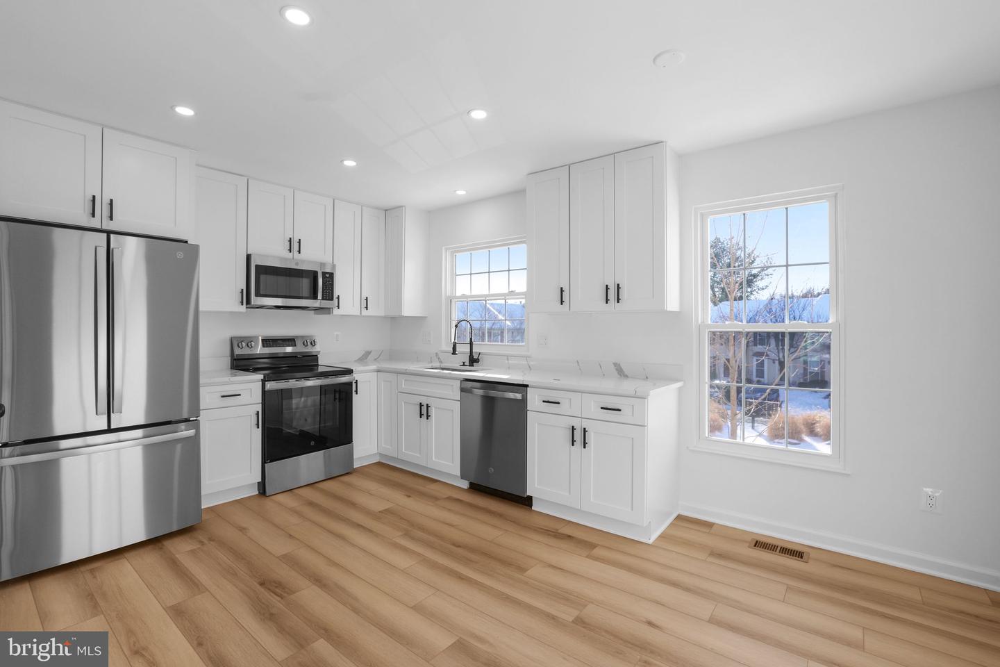 1742 TIGER LILY CIR, WOODBRIDGE, Virginia 22192, 2 Bedrooms Bedrooms, 5 Rooms Rooms,2 BathroomsBathrooms,Residential,For sale,1742 TIGER LILY CIR,VAPW2110980 MLS # VAPW2110980