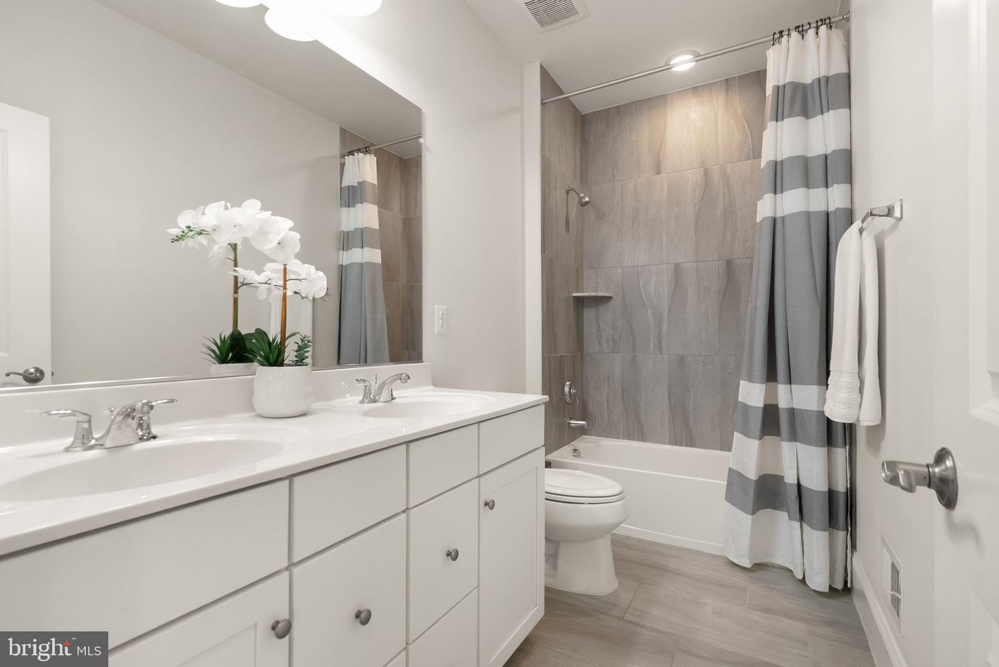 40779 YARROW GROVE PL, ALDIE, Virginia 20105, 5 Bedrooms Bedrooms, ,4 BathroomsBathrooms,Residential,For sale,40779 YARROW GROVE PL,VALO2114404 MLS # VALO2114404