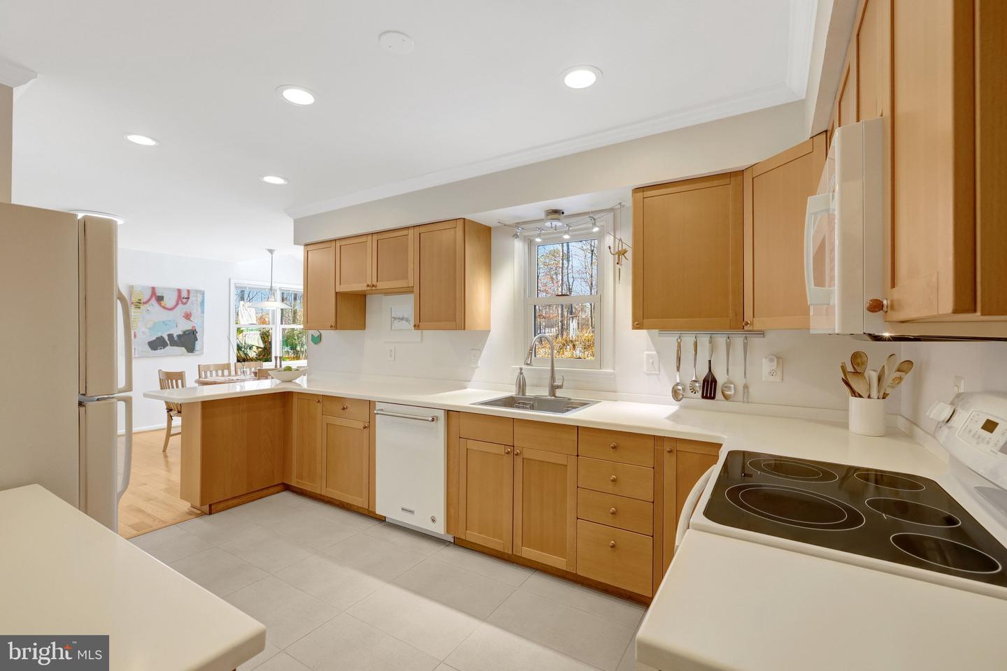 12111 HOLLY KNOLL CIR, GREAT FALLS, Virginia 22066, 4 Bedrooms Bedrooms, ,3 BathroomsBathrooms,Residential,For sale,12111 HOLLY KNOLL CIR,VAFX2287090 MLS # VAFX2287090