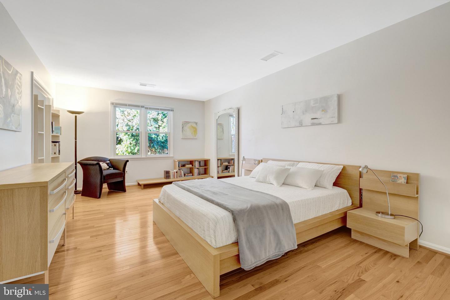 12111 HOLLY KNOLL CIR, GREAT FALLS, Virginia 22066, 4 Bedrooms Bedrooms, ,3 BathroomsBathrooms,Residential,For sale,12111 HOLLY KNOLL CIR,VAFX2287090 MLS # VAFX2287090