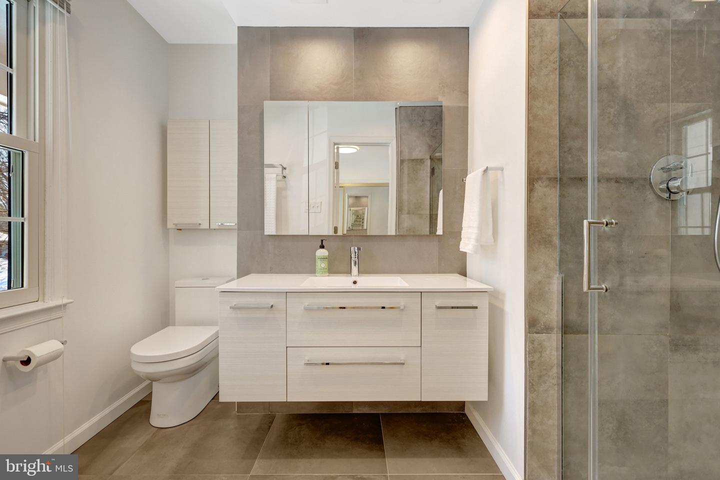 12111 HOLLY KNOLL CIR, GREAT FALLS, Virginia 22066, 4 Bedrooms Bedrooms, ,3 BathroomsBathrooms,Residential,For sale,12111 HOLLY KNOLL CIR,VAFX2287090 MLS # VAFX2287090