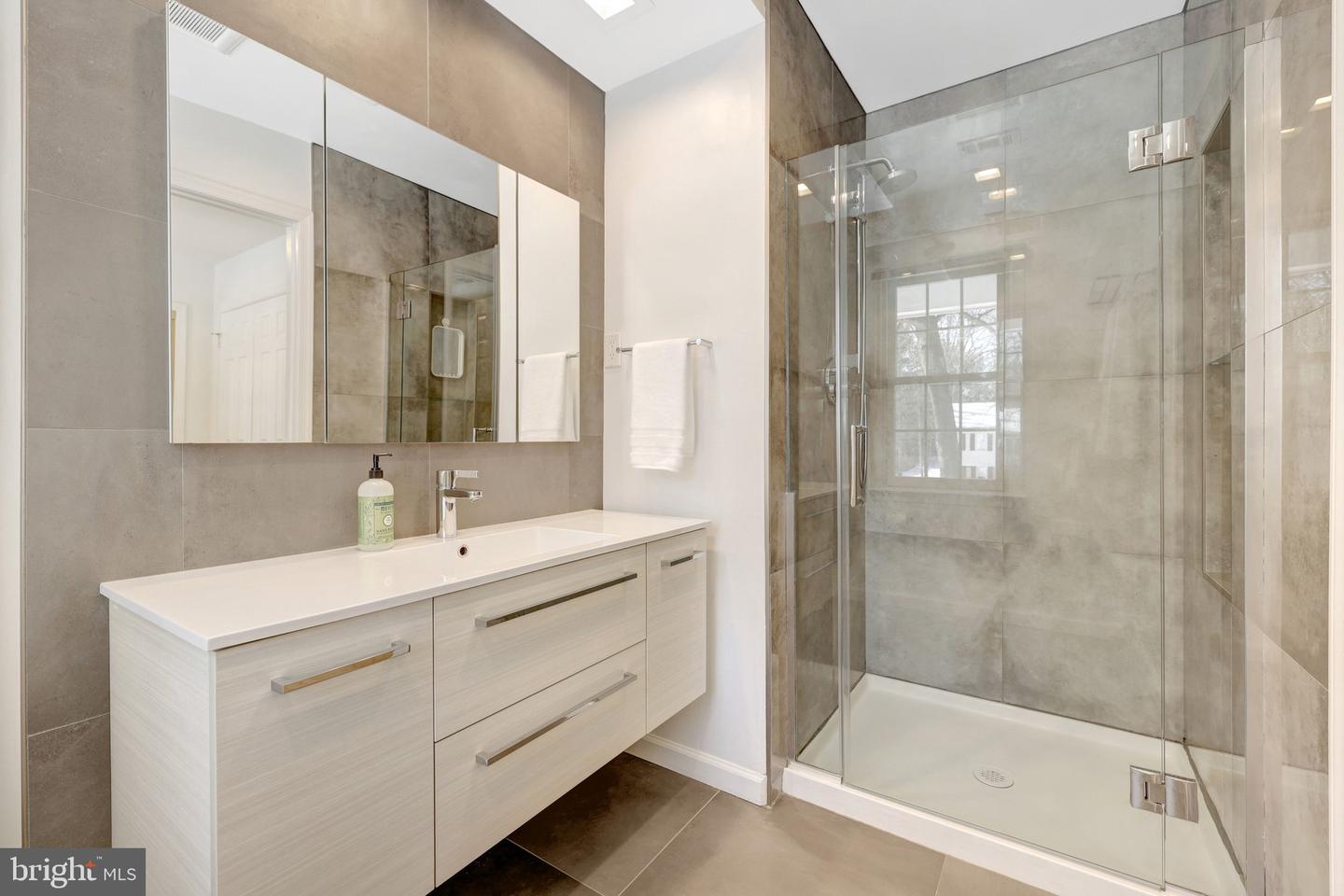 12111 HOLLY KNOLL CIR, GREAT FALLS, Virginia 22066, 4 Bedrooms Bedrooms, ,3 BathroomsBathrooms,Residential,For sale,12111 HOLLY KNOLL CIR,VAFX2287090 MLS # VAFX2287090