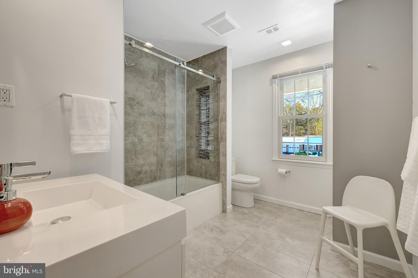 12111 HOLLY KNOLL CIR, GREAT FALLS, Virginia 22066, 4 Bedrooms Bedrooms, ,3 BathroomsBathrooms,Residential,For sale,12111 HOLLY KNOLL CIR,VAFX2287090 MLS # VAFX2287090