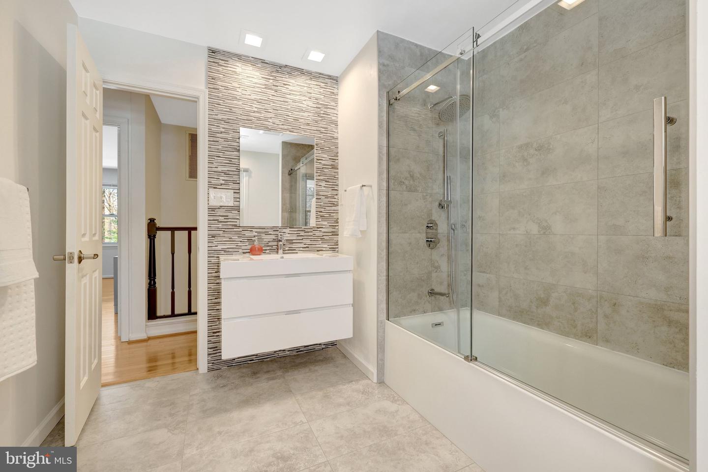 12111 HOLLY KNOLL CIR, GREAT FALLS, Virginia 22066, 4 Bedrooms Bedrooms, ,3 BathroomsBathrooms,Residential,For sale,12111 HOLLY KNOLL CIR,VAFX2287090 MLS # VAFX2287090