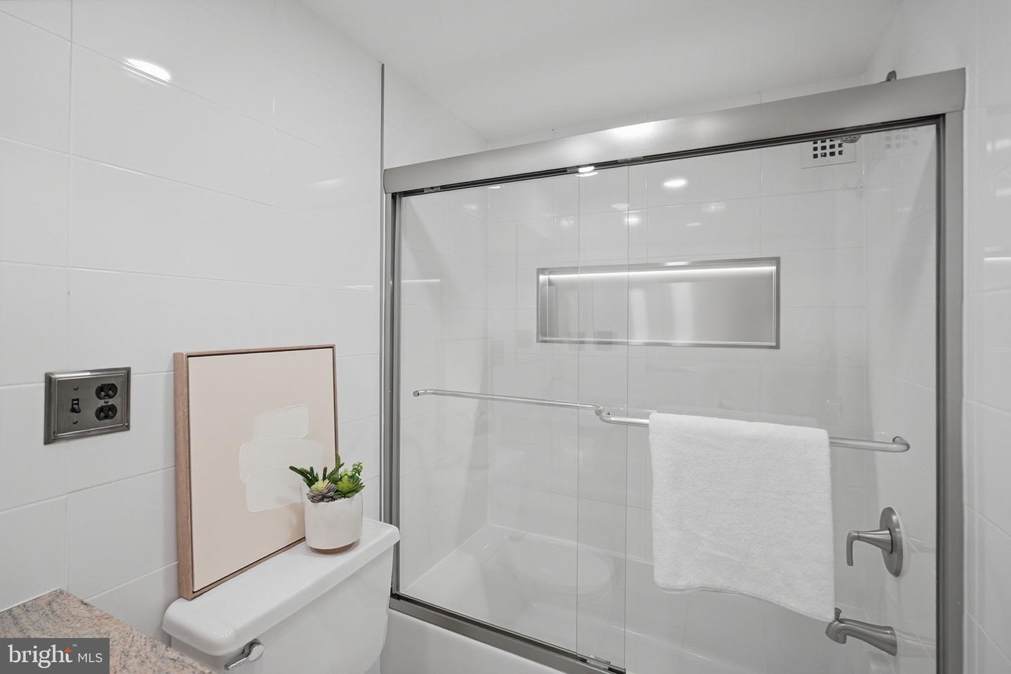 3001 VEAZEY NW #116, WASHINGTON, District Of Columbia 20008, 2 Bedrooms Bedrooms, ,2 BathroomsBathrooms,Residential,For sale,3001 VEAZEY NW #116,DCDC2242878 MLS # DCDC2242878