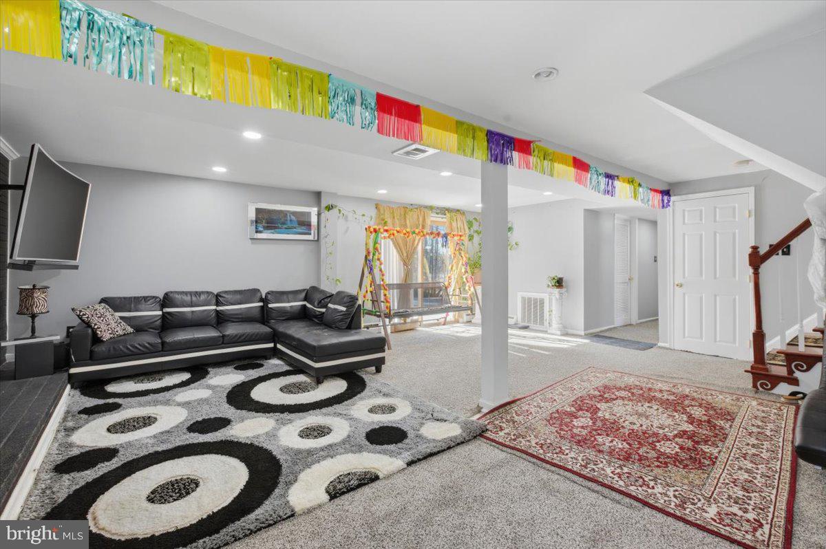 4907 KENYON CT, WOODBRIDGE, Virginia 22193, 4 Bedrooms Bedrooms, ,3 BathroomsBathrooms,Residential,For sale,4907 KENYON CT,VAPW2111064 MLS # VAPW2111064