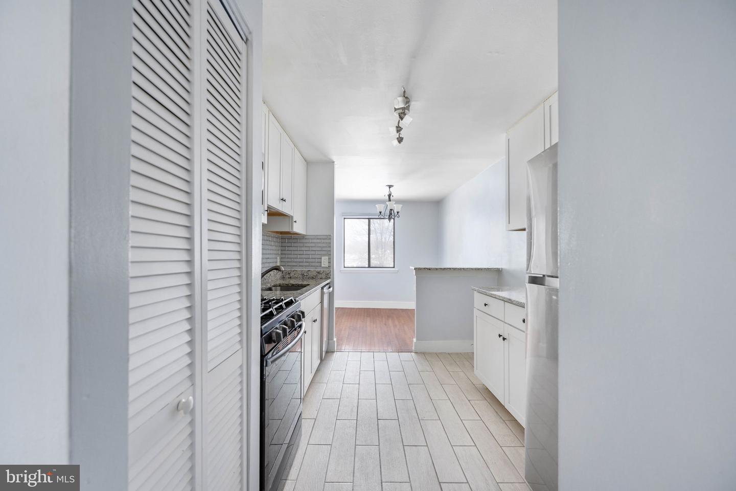 2844 DOVER LN #302, FALLS CHURCH, Virginia 22042, 3 Bedrooms Bedrooms, ,2 BathroomsBathrooms,Residential,For sale,2844 DOVER LN #302,VAFX2287290 MLS # VAFX2287290