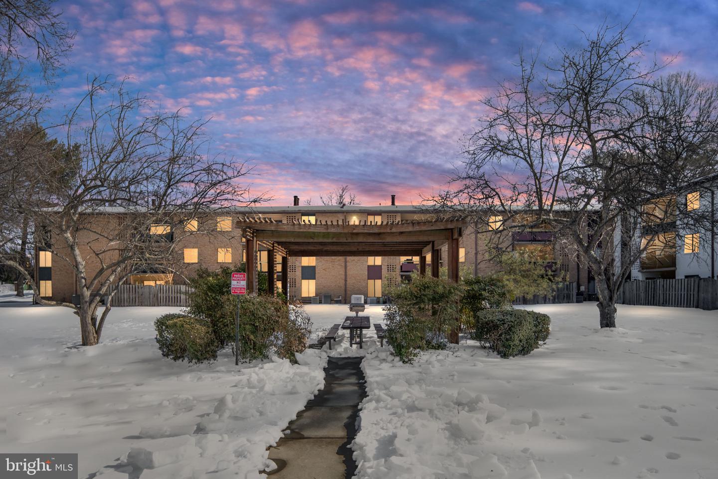 2844 DOVER LN #302, FALLS CHURCH, Virginia 22042, 3 Bedrooms Bedrooms, ,2 BathroomsBathrooms,Residential,For sale,2844 DOVER LN #302,VAFX2287290 MLS # VAFX2287290