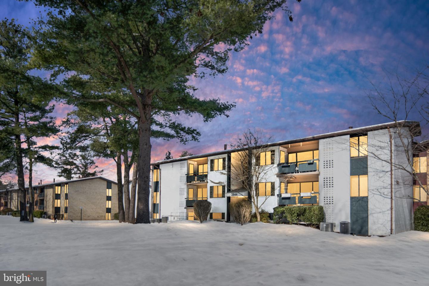 2844 DOVER LN #302, FALLS CHURCH, Virginia 22042, 3 Bedrooms Bedrooms, ,2 BathroomsBathrooms,Residential,For sale,2844 DOVER LN #302,VAFX2287290 MLS # VAFX2287290