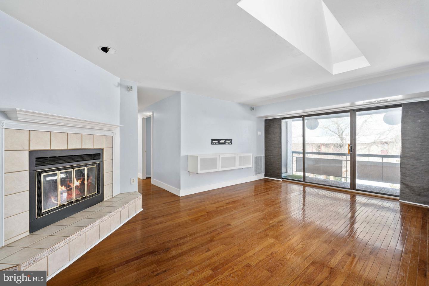 2844 DOVER LN #302, FALLS CHURCH, Virginia 22042, 3 Bedrooms Bedrooms, ,2 BathroomsBathrooms,Residential,For sale,2844 DOVER LN #302,VAFX2287290 MLS # VAFX2287290