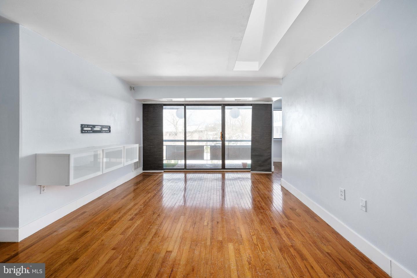 2844 DOVER LN #302, FALLS CHURCH, Virginia 22042, 3 Bedrooms Bedrooms, ,2 BathroomsBathrooms,Residential,For sale,2844 DOVER LN #302,VAFX2287290 MLS # VAFX2287290