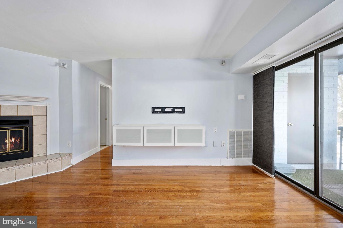 2844 DOVER LN #302, FALLS CHURCH, Virginia 22042, 3 Bedrooms Bedrooms, ,2 BathroomsBathrooms,Residential,For sale,2844 DOVER LN #302,VAFX2287290 MLS # VAFX2287290