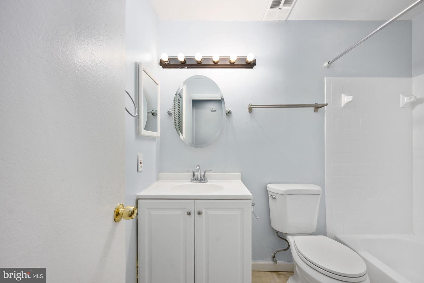 2844 DOVER LN #302, FALLS CHURCH, Virginia 22042, 3 Bedrooms Bedrooms, ,2 BathroomsBathrooms,Residential,For sale,2844 DOVER LN #302,VAFX2287290 MLS # VAFX2287290