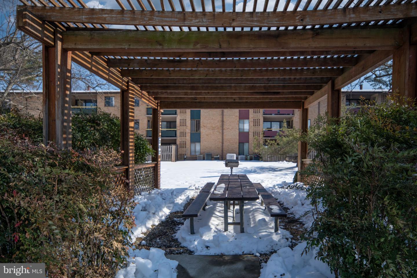 2844 DOVER LN #302, FALLS CHURCH, Virginia 22042, 3 Bedrooms Bedrooms, ,2 BathroomsBathrooms,Residential,For sale,2844 DOVER LN #302,VAFX2287290 MLS # VAFX2287290